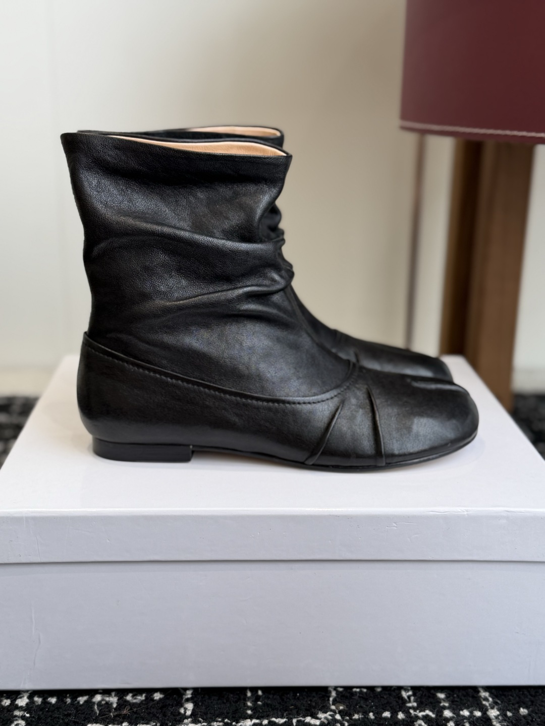 代购级 MaisonMargiela MM6 马吉拉分趾系列低跟分趾靴 告别臃肿,专为当代独立、气质都市女性打造高级鞋履 代购级 MaisonMargiela MM6 马吉拉分趾系列低跟分趾靴 告别臃肿,专为当代独立、气质都市女性打造高级鞋履
