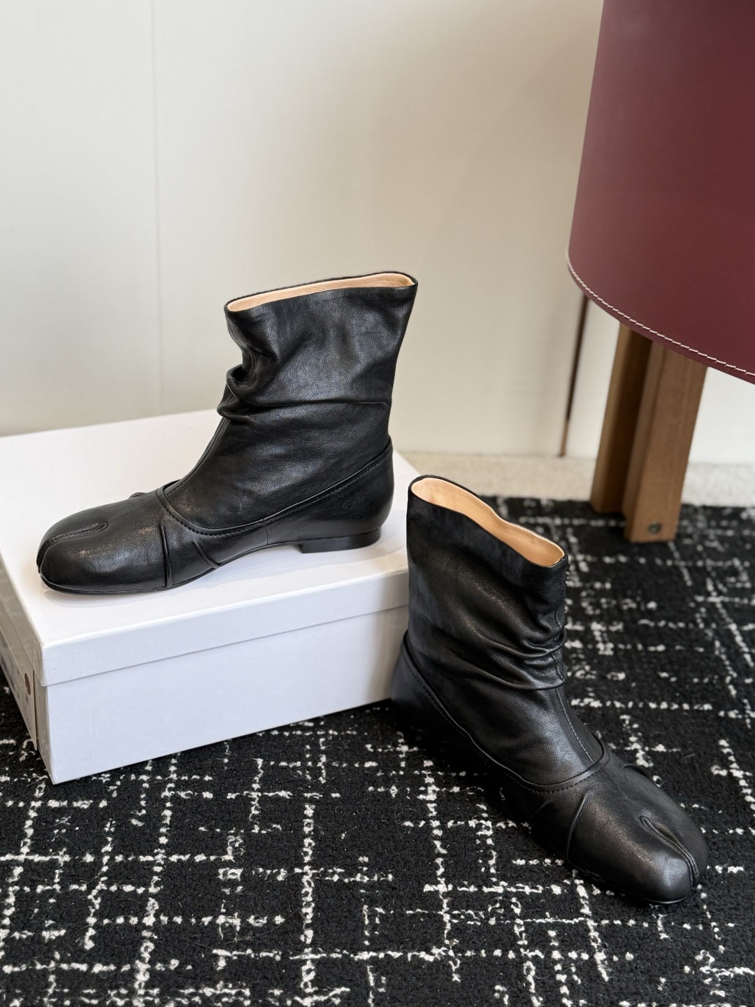 代购级 MaisonMargiela MM6 马吉拉分趾系列低跟分趾靴 告别臃肿,专为当代独立、气质都市女性打造高级鞋履 代购级 MaisonMargiela MM6 马吉拉分趾系列低跟分趾靴 告别臃肿,专为当代独立、气质都市女性打造高级鞋履