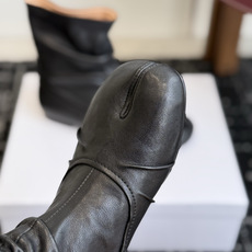 代购级 MaisonMargiela MM6 马吉拉分趾系列低跟分趾靴 告别臃肿,专为当代独立、气质都市女性打造高级鞋履 代购级 MaisonMargiela MM6 马吉拉分趾系列低跟分趾靴 告别臃肿,专为当代独立、气质都市女性打造高级鞋履