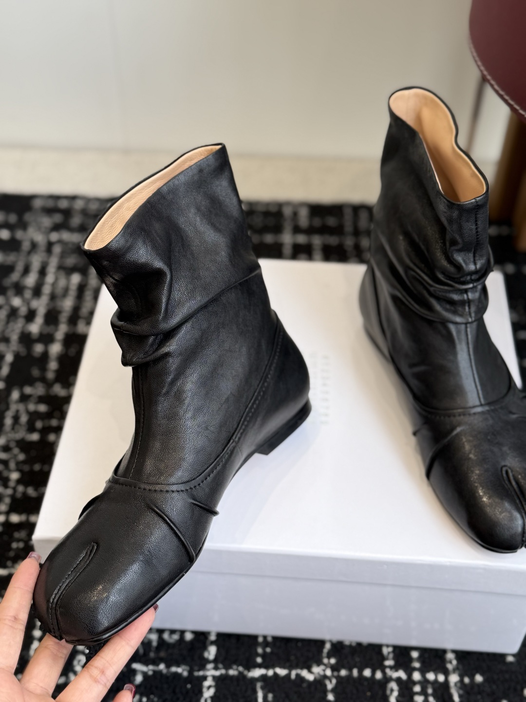 代购级 MaisonMargiela MM6 马吉拉分趾系列低跟分趾靴 告别臃肿,专为当代独立、气质都市女性打造高级鞋履 代购级 MaisonMargiela MM6 马吉拉分趾系列低跟分趾靴 告别臃肿,专为当代独立、气质都市女性打造高级鞋履