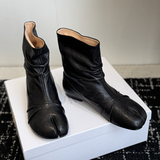 代购级 MaisonMargiela MM6 马吉拉分趾系列低跟分趾靴 告别臃肿,专为当代独立、气质都市女性打造高级鞋履 代购级 MaisonMargiela MM6 马吉拉分趾系列低跟分趾靴 告别臃肿,专为当代独立、气质都市女性打造高级鞋履