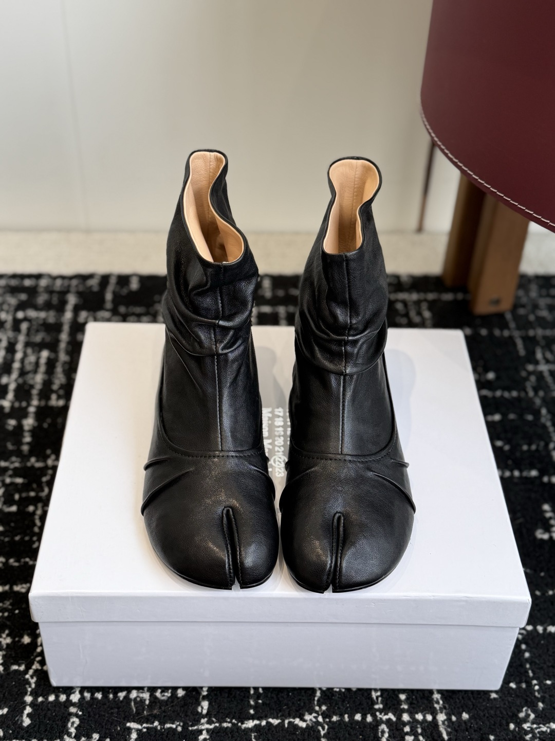 代购级 MaisonMargiela MM6 马吉拉分趾系列低跟分趾靴 告别臃肿,专为当代独立、气质都市女性打造高级鞋履 代购级 MaisonMargiela MM6 马吉拉分趾系列低跟分趾靴 告别臃肿,专为当代独立、气质都市女性打造高级鞋履