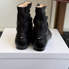 代购级 MaisonMargiela MM6 马吉拉分趾系列低跟分趾靴 告别臃肿,专为当代独立、气质都市女性打造高级鞋履 代购级 MaisonMargiela MM6 马吉拉分趾系列低跟分趾靴 告别臃肿,专为当代独立、气质都市女性打造高级鞋履
