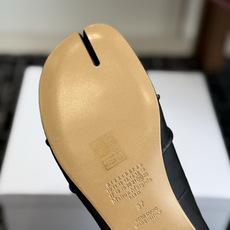 代购级 MaisonMargiela MM6 马吉拉分趾系列低跟分趾靴 告别臃肿,专为当代独立、气质都市女性打造高级鞋履 代购级 MaisonMargiela MM6 马吉拉分趾系列低跟分趾靴 告别臃肿,专为当代独立、气质都市女性打造高级鞋履