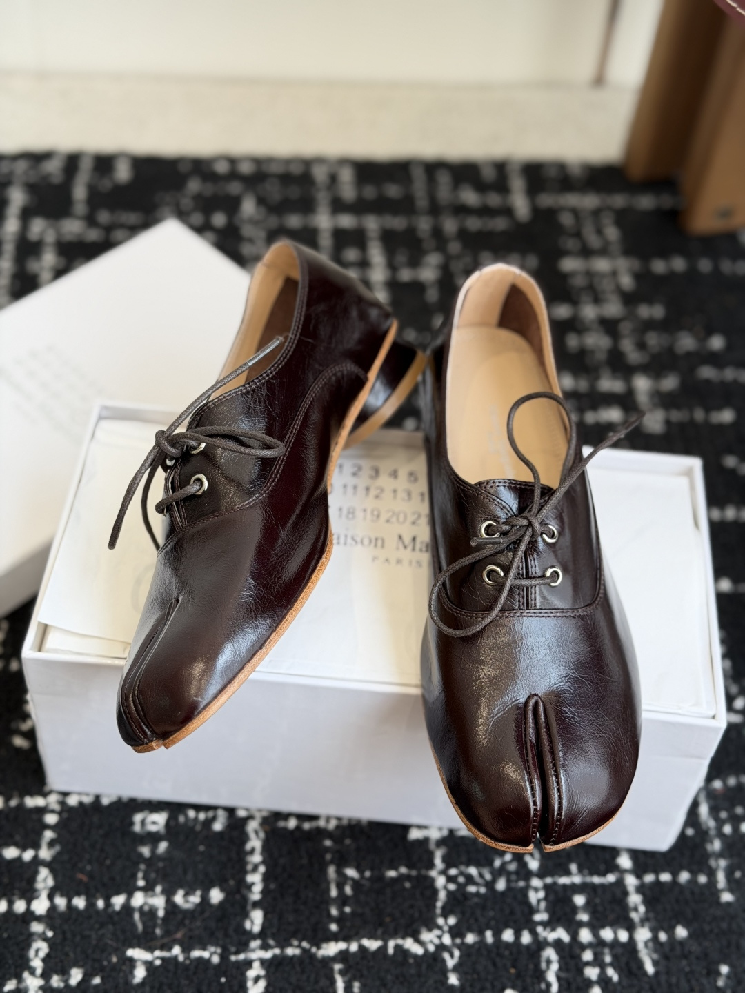 代购级 Maison Margiela 2026ss 新款MM6马吉拉新品分趾小皮鞋 乐福鞋 新品百搭复古 给你不 代购级 Maison Margiela 2026ss 新款MM6马吉拉新品分趾小皮鞋 乐福鞋 新品百搭复古 给你不