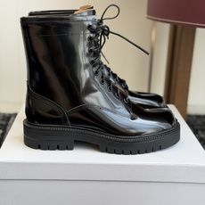 代购级 MaisonMargiela MM6 马吉拉分趾系列休闲分趾靴 马丁靴 告别臃肿,专为当代独立、气质都市女性打造 代购级 MaisonMargiela MM6 马吉拉分趾系列休闲分趾靴 马丁靴 告别臃肿,专为当代独立、气质都市女性打造