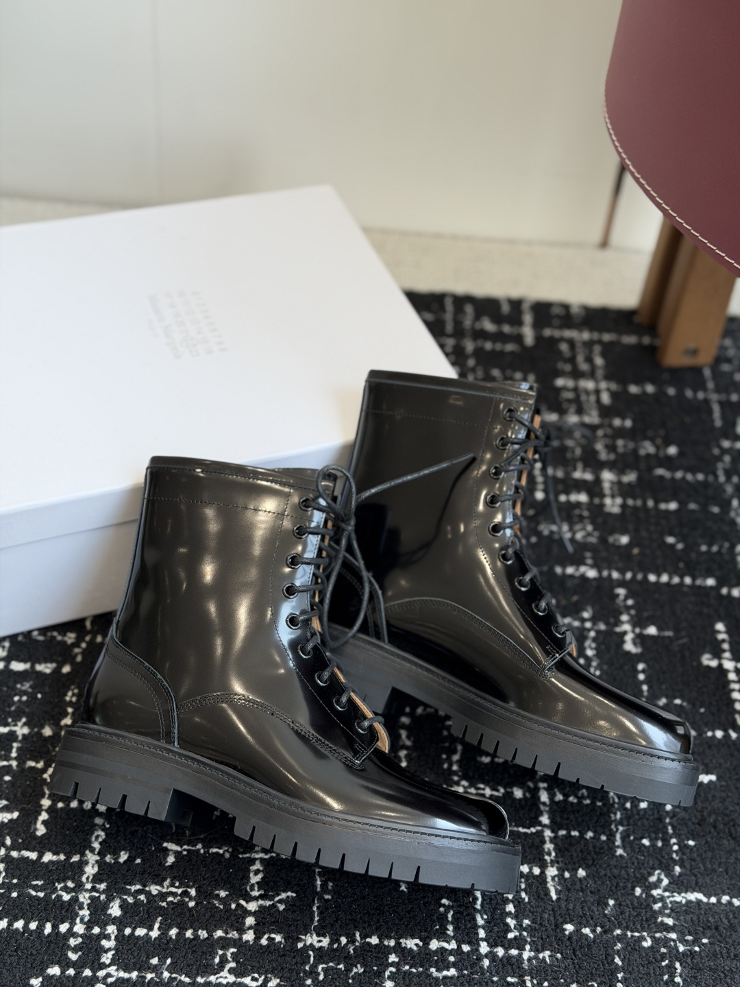 代购级 MaisonMargiela MM6 马吉拉分趾系列休闲分趾靴 马丁靴 告别臃肿,专为当代独立、气质都市女性打造 代购级 MaisonMargiela MM6 马吉拉分趾系列休闲分趾靴 马丁靴 告别臃肿,专为当代独立、气质都市女性打造