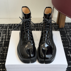 代购级 MaisonMargiela MM6 马吉拉分趾系列休闲分趾靴 马丁靴 告别臃肿,专为当代独立、气质都市女性打造 代购级 MaisonMargiela MM6 马吉拉分趾系列休闲分趾靴 马丁靴 告别臃肿,专为当代独立、气质都市女性打造