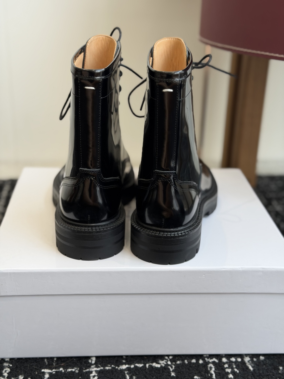 代购级 MaisonMargiela MM6 马吉拉分趾系列休闲分趾靴 马丁靴 告别臃肿,专为当代独立、气质都市女性打造 代购级 MaisonMargiela MM6 马吉拉分趾系列休闲分趾靴 马丁靴 告别臃肿,专为当代独立、气质都市女性打造