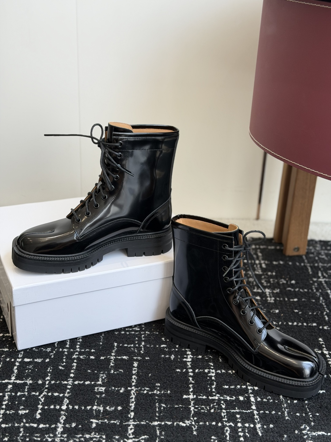 代购级 MaisonMargiela MM6 马吉拉分趾系列休闲分趾靴 马丁靴 告别臃肿,专为当代独立、气质都市女性打造 代购级 MaisonMargiela MM6 马吉拉分趾系列休闲分趾靴 马丁靴 告别臃肿,专为当代独立、气质都市女性打造