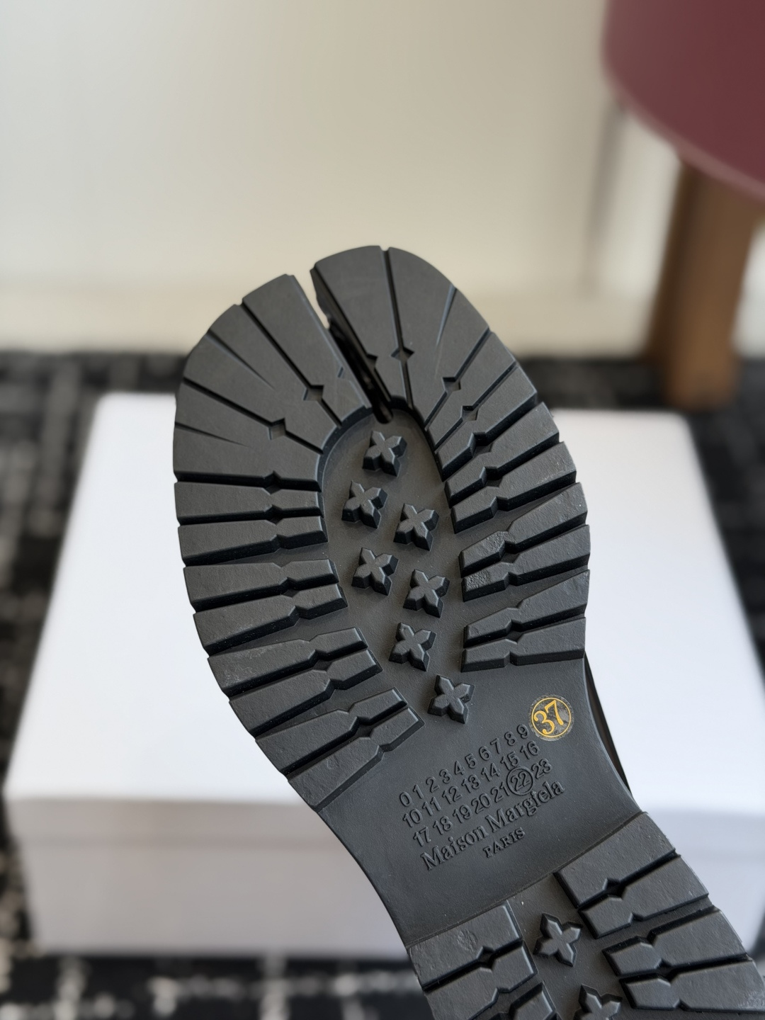 代购级 MaisonMargiela MM6 马吉拉分趾系列休闲分趾靴 马丁靴 告别臃肿,专为当代独立、气质都市女性打造 代购级 MaisonMargiela MM6 马吉拉分趾系列休闲分趾靴 马丁靴 告别臃肿,专为当代独立、气质都市女性打造