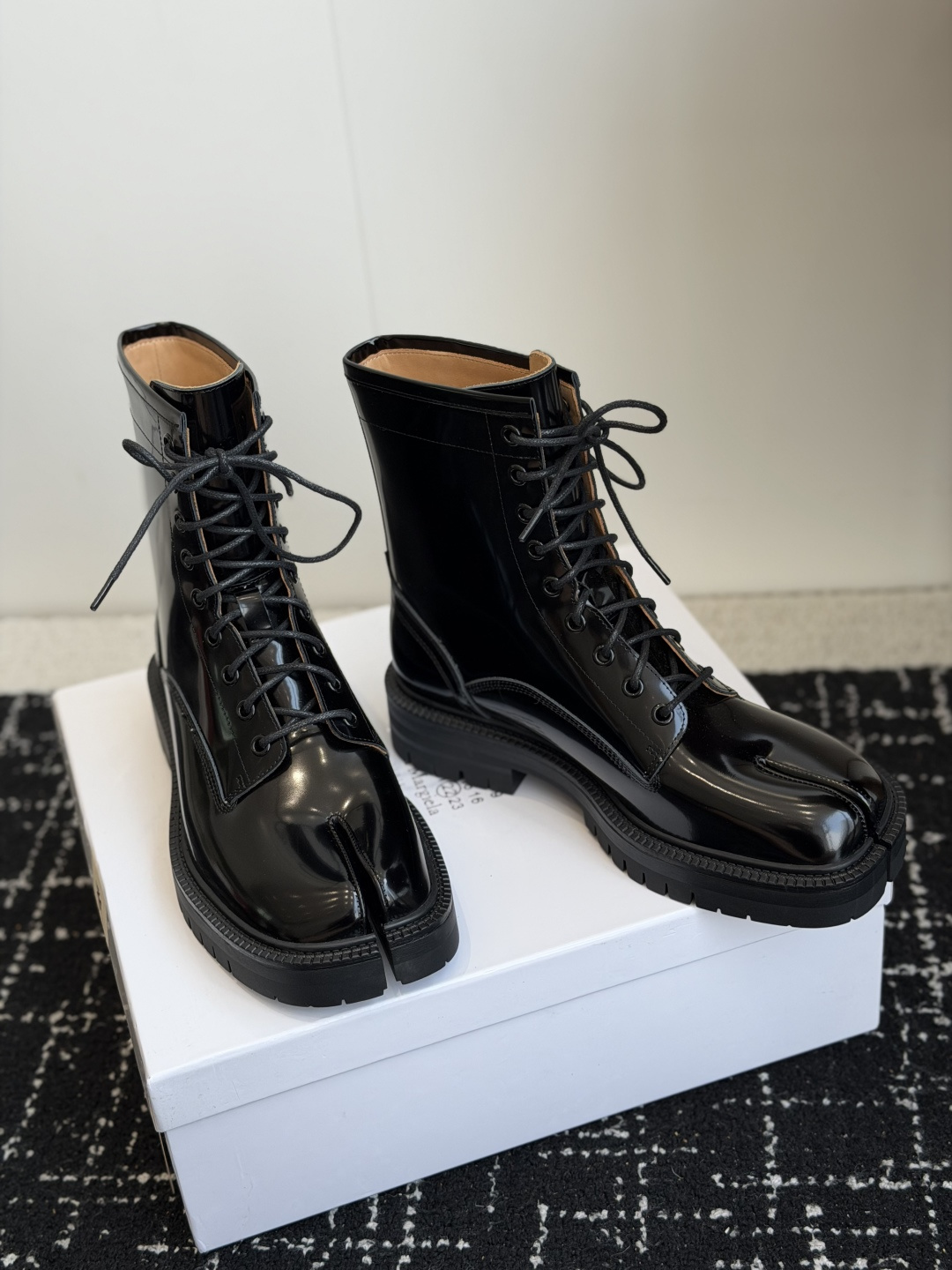 代购级 MaisonMargiela MM6 马吉拉分趾系列休闲分趾靴 马丁靴 告别臃肿,专为当代独立、气质都市女性打造 代购级 MaisonMargiela MM6 马吉拉分趾系列休闲分趾靴 马丁靴 告别臃肿,专为当代独立、气质都市女性打造