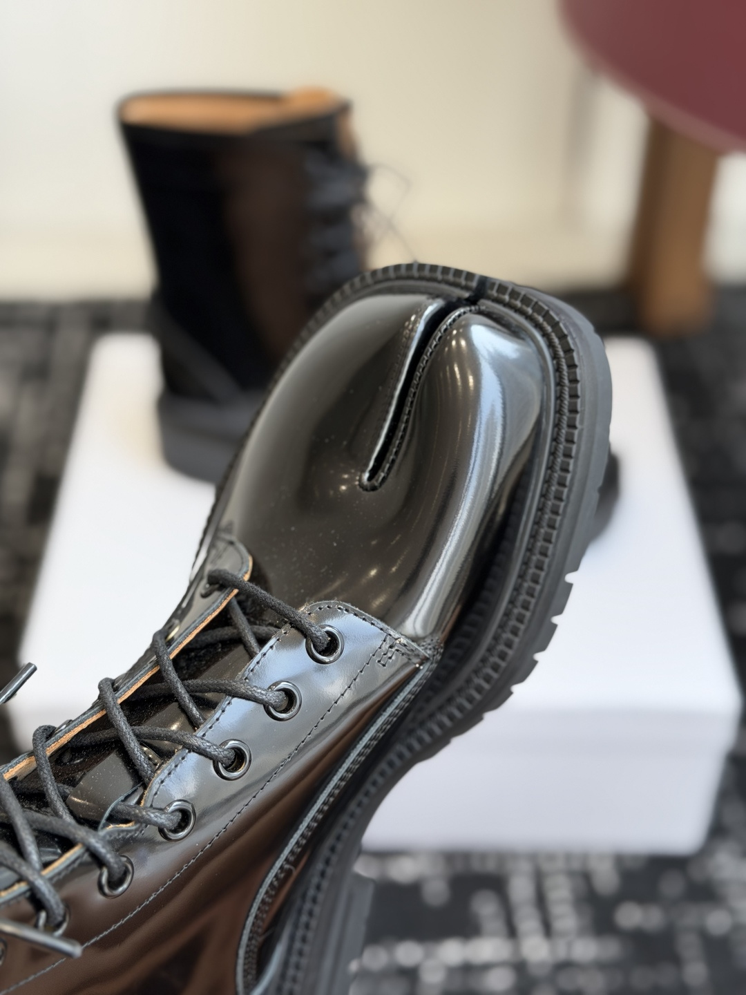 代购级 MaisonMargiela MM6 马吉拉分趾系列休闲分趾靴 马丁靴 告别臃肿,专为当代独立、气质都市女性打造 代购级 MaisonMargiela MM6 马吉拉分趾系列休闲分趾靴 马丁靴 告别臃肿,专为当代独立、气质都市女性打造
