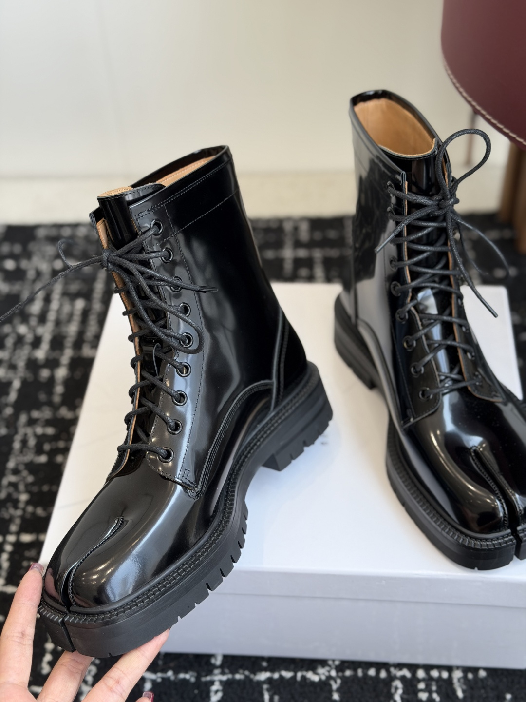 代购级 MaisonMargiela MM6 马吉拉分趾系列休闲分趾靴 马丁靴 告别臃肿,专为当代独立、气质都市女性打造 代购级 MaisonMargiela MM6 马吉拉分趾系列休闲分趾靴 马丁靴 告别臃肿,专为当代独立、气质都市女性打造