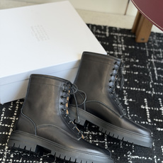 代购级 MaisonMargiela MM6 马吉拉分趾系列休闲分趾靴 马丁靴 告别臃肿,专为当代独立、气质都市女性打造 代购级 MaisonMargiela MM6 马吉拉分趾系列休闲分趾靴 马丁靴 告别臃肿,专为当代独立、气质都市女性打造