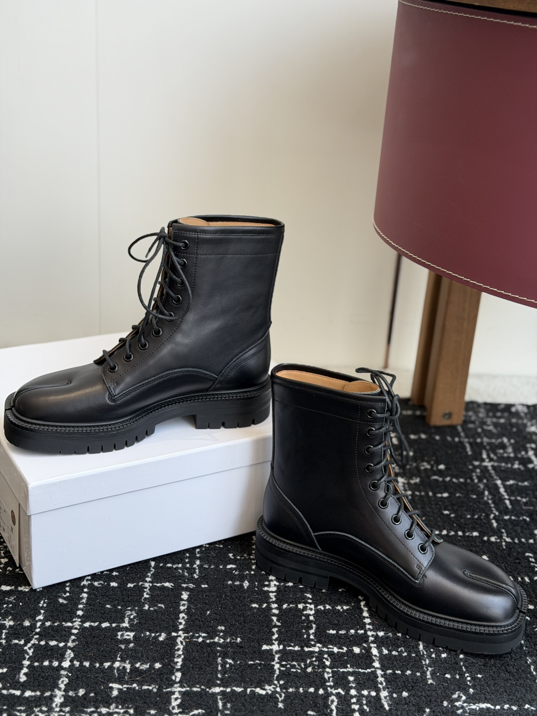代购级 MaisonMargiela MM6 马吉拉分趾系列休闲分趾靴 马丁靴 告别臃肿,专为当代独立、气质都市女性打造 代购级 MaisonMargiela MM6 马吉拉分趾系列休闲分趾靴 马丁靴 告别臃肿,专为当代独立、气质都市女性打造
