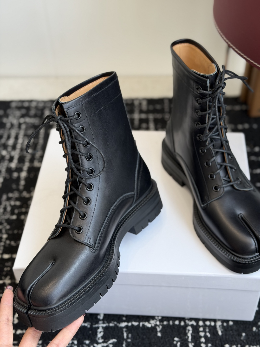 代购级 MaisonMargiela MM6 马吉拉分趾系列休闲分趾靴 马丁靴 告别臃肿,专为当代独立、气质都市女性打造 代购级 MaisonMargiela MM6 马吉拉分趾系列休闲分趾靴 马丁靴 告别臃肿,专为当代独立、气质都市女性打造