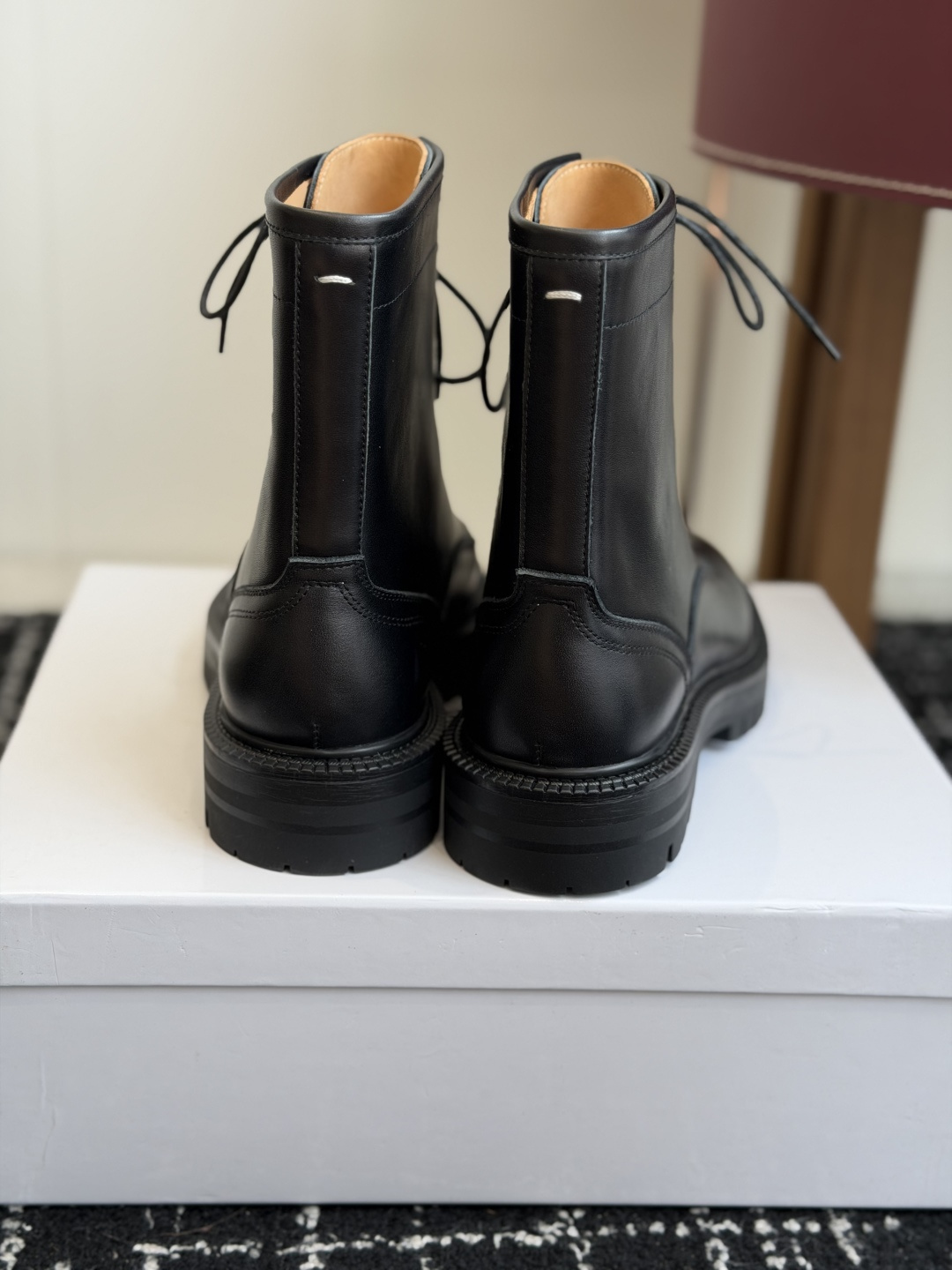 代购级 MaisonMargiela MM6 马吉拉分趾系列休闲分趾靴 马丁靴 告别臃肿,专为当代独立、气质都市女性打造 代购级 MaisonMargiela MM6 马吉拉分趾系列休闲分趾靴 马丁靴 告别臃肿,专为当代独立、气质都市女性打造