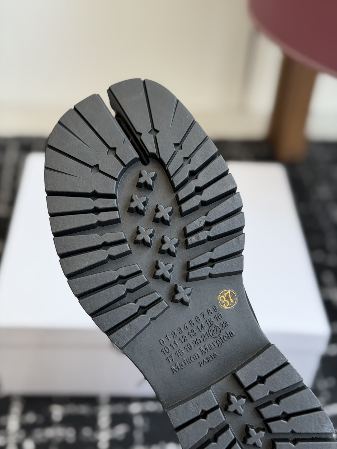 代购级 MaisonMargiela MM6 马吉拉分趾系列休闲分趾靴 马丁靴 告别臃肿,专为当代独立、气质都市女性打造 代购级 MaisonMargiela MM6 马吉拉分趾系列休闲分趾靴 马丁靴 告别臃肿,专为当代独立、气质都市女性打造