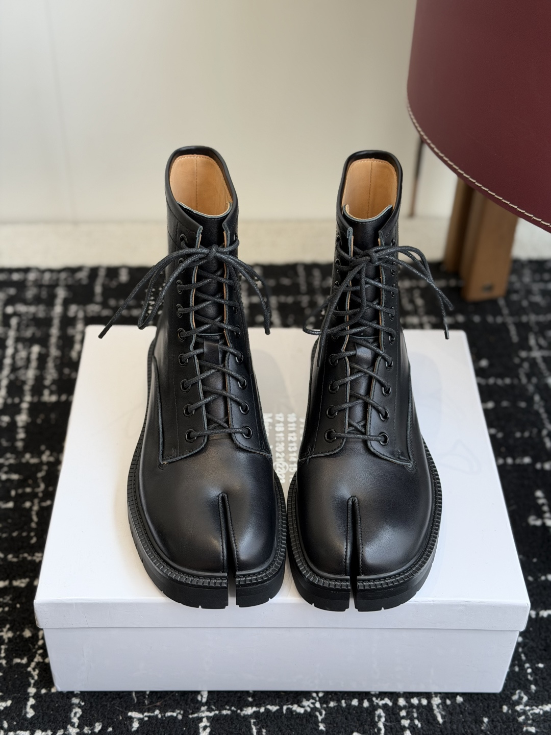 代购级 MaisonMargiela MM6 马吉拉分趾系列休闲分趾靴 马丁靴 告别臃肿,专为当代独立、气质都市女性打造 代购级 MaisonMargiela MM6 马吉拉分趾系列休闲分趾靴 马丁靴 告别臃肿,专为当代独立、气质都市女性打造