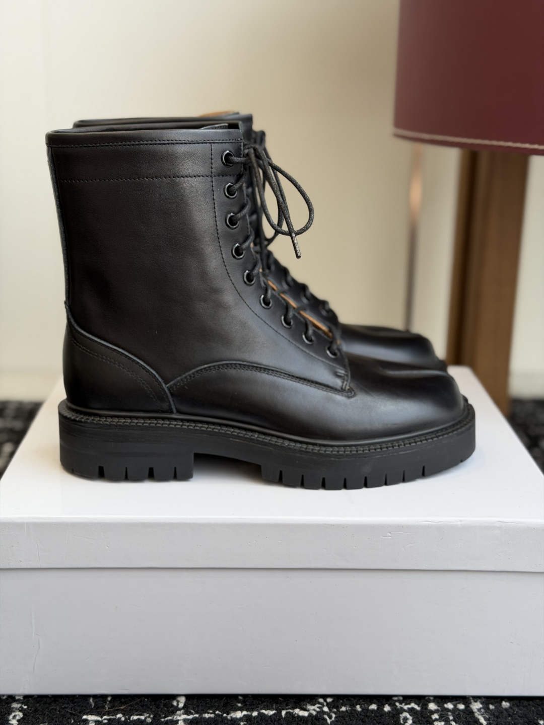 代购级 MaisonMargiela MM6 马吉拉分趾系列休闲分趾靴 马丁靴 告别臃肿,专为当代独立、气质都市女性打造 代购级 MaisonMargiela MM6 马吉拉分趾系列休闲分趾靴 马丁靴 告别臃肿,专为当代独立、气质都市女性打造