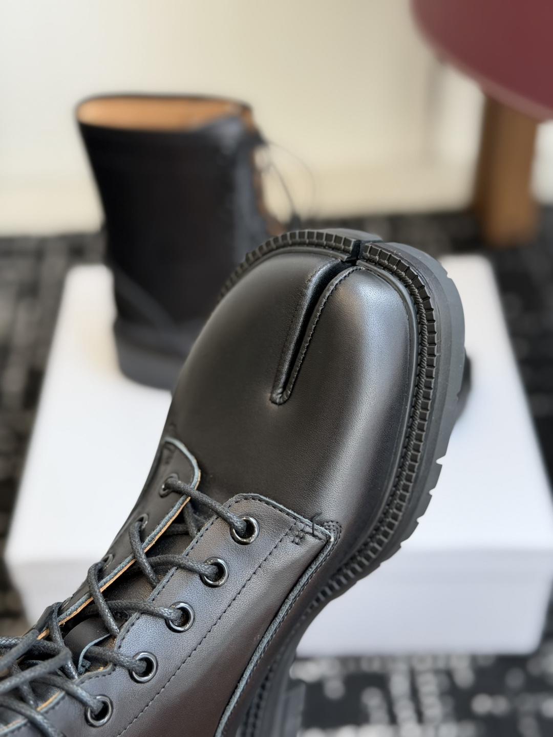 代购级 MaisonMargiela MM6 马吉拉分趾系列休闲分趾靴 马丁靴 告别臃肿,专为当代独立、气质都市女性打造 代购级 MaisonMargiela MM6 马吉拉分趾系列休闲分趾靴 马丁靴 告别臃肿,专为当代独立、气质都市女性打造