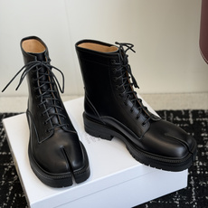 代购级 MaisonMargiela MM6 马吉拉分趾系列休闲分趾靴 马丁靴 告别臃肿,专为当代独立、气质都市女性打造 代购级 MaisonMargiela MM6 马吉拉分趾系列休闲分趾靴 马丁靴 告别臃肿,专为当代独立、气质都市女性打造