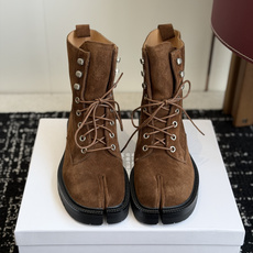 代购级 MaisonMargiela MM6 马吉拉分趾系列休闲分趾靴 马丁靴 告别臃肿,专为当代独立、气质都市女性打造 代购级 MaisonMargiela MM6 马吉拉分趾系列休闲分趾靴 马丁靴 告别臃肿,专为当代独立、气质都市女性打造