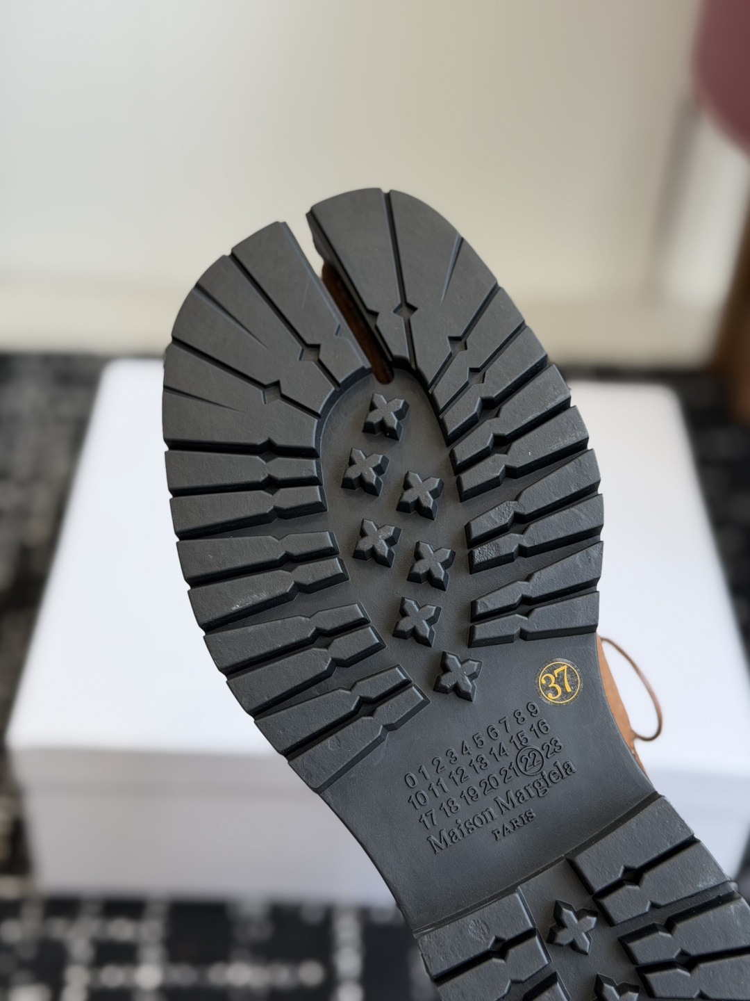 代购级 MaisonMargiela MM6 马吉拉分趾系列休闲分趾靴 马丁靴 告别臃肿,专为当代独立、气质都市女性打造 代购级 MaisonMargiela MM6 马吉拉分趾系列休闲分趾靴 马丁靴 告别臃肿,专为当代独立、气质都市女性打造