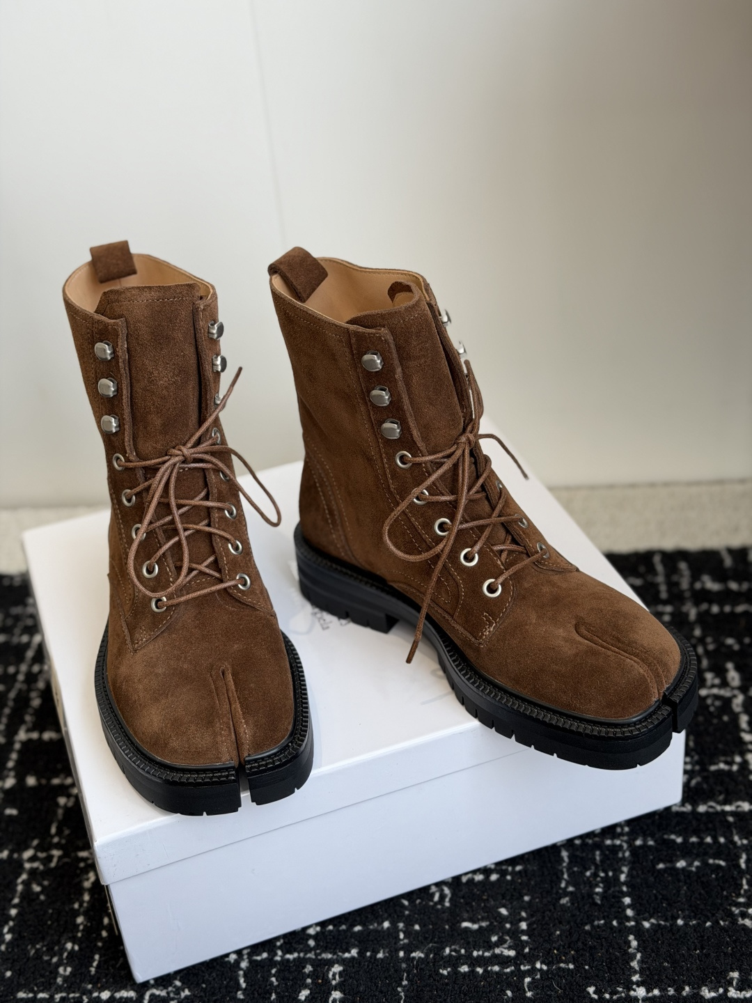 代购级 MaisonMargiela MM6 马吉拉分趾系列休闲分趾靴 马丁靴 告别臃肿,专为当代独立、气质都市女性打造 代购级 MaisonMargiela MM6 马吉拉分趾系列休闲分趾靴 马丁靴 告别臃肿,专为当代独立、气质都市女性打造