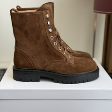 代购级 MaisonMargiela MM6 马吉拉分趾系列休闲分趾靴 马丁靴 告别臃肿,专为当代独立、气质都市女性打造 代购级 MaisonMargiela MM6 马吉拉分趾系列休闲分趾靴 马丁靴 告别臃肿,专为当代独立、气质都市女性打造