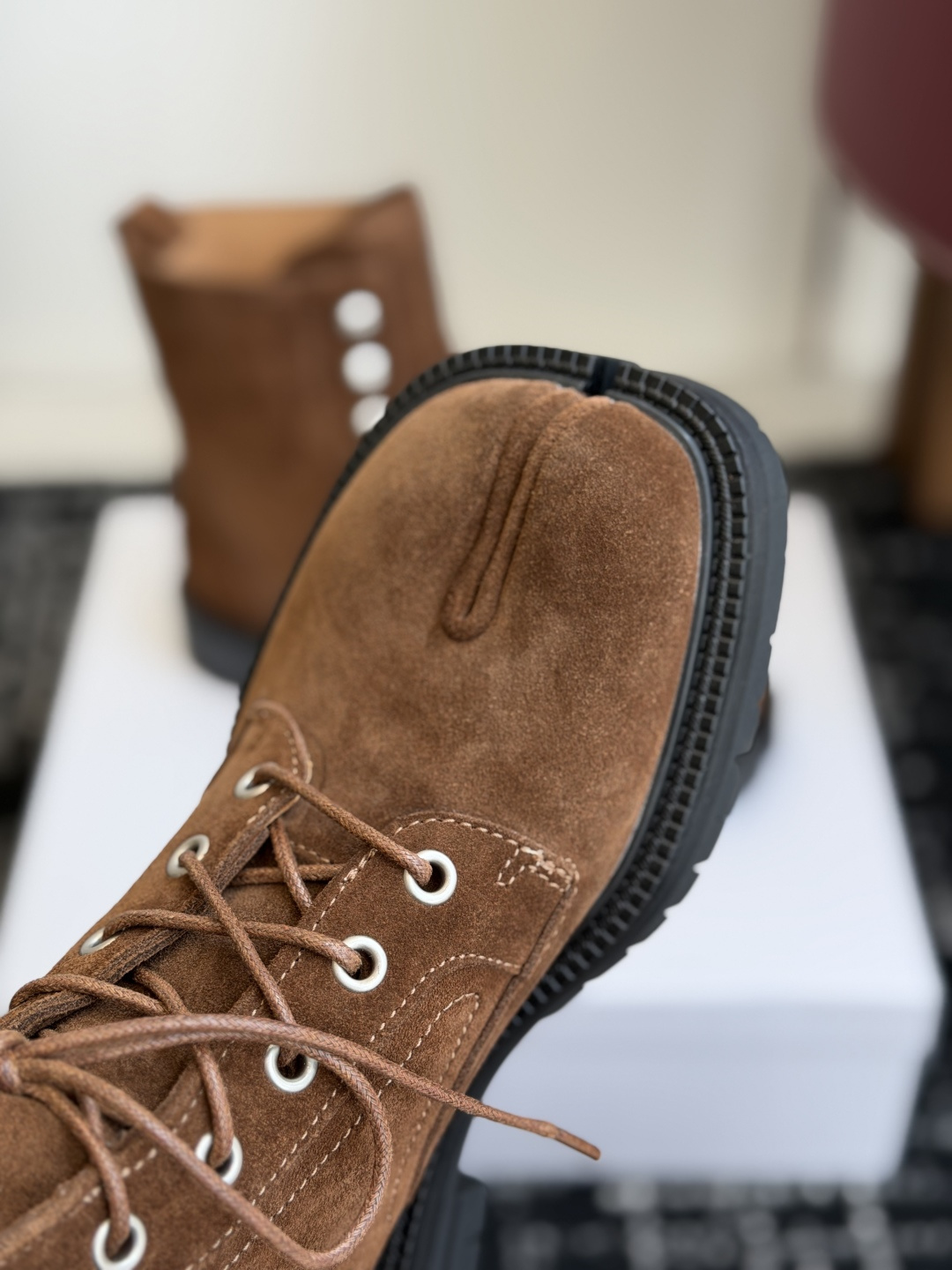 代购级 MaisonMargiela MM6 马吉拉分趾系列休闲分趾靴 马丁靴 告别臃肿,专为当代独立、气质都市女性打造 代购级 MaisonMargiela MM6 马吉拉分趾系列休闲分趾靴 马丁靴 告别臃肿,专为当代独立、气质都市女性打造