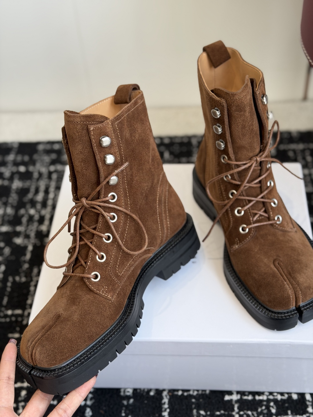 代购级 MaisonMargiela MM6 马吉拉分趾系列休闲分趾靴 马丁靴 告别臃肿,专为当代独立、气质都市女性打造 代购级 MaisonMargiela MM6 马吉拉分趾系列休闲分趾靴 马丁靴 告别臃肿,专为当代独立、气质都市女性打造
