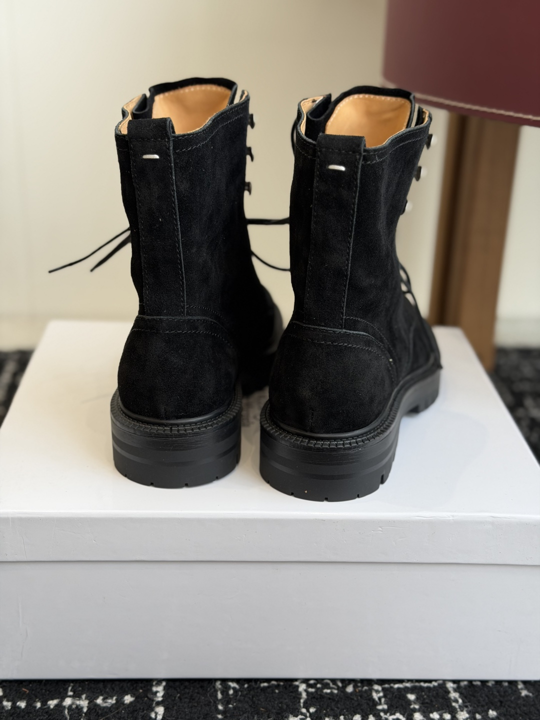 代购级 MaisonMargiela MM6 马吉拉分趾系列休闲分趾靴 马丁靴 告别臃肿,专为当代独立、气质都市女性打造 代购级 MaisonMargiela MM6 马吉拉分趾系列休闲分趾靴 马丁靴 告别臃肿,专为当代独立、气质都市女性打造