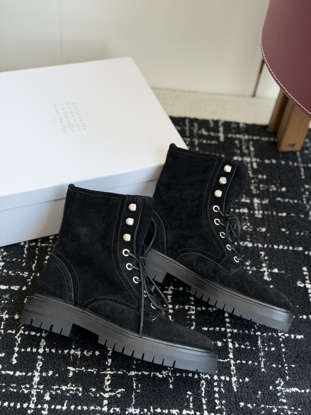 代购级 MaisonMargiela MM6 马吉拉分趾系列休闲分趾靴 马丁靴 告别臃肿,专为当代独立、气质都市女性打造 代购级 MaisonMargiela MM6 马吉拉分趾系列休闲分趾靴 马丁靴 告别臃肿,专为当代独立、气质都市女性打造