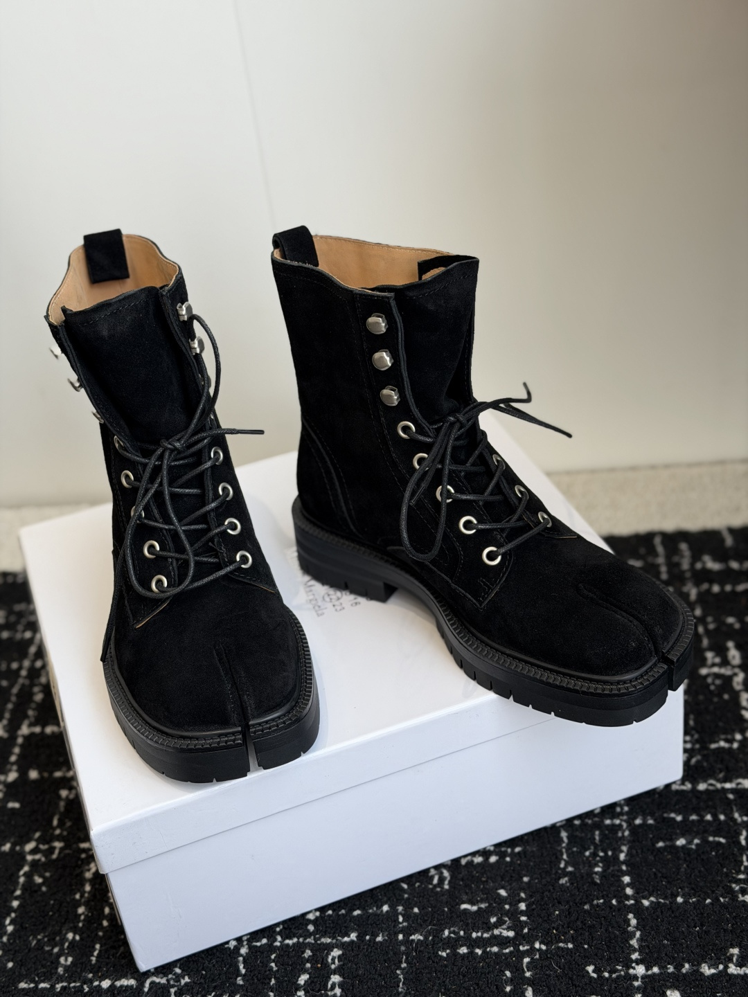 代购级 MaisonMargiela MM6 马吉拉分趾系列休闲分趾靴 马丁靴 告别臃肿,专为当代独立、气质都市女性打造 代购级 MaisonMargiela MM6 马吉拉分趾系列休闲分趾靴 马丁靴 告别臃肿,专为当代独立、气质都市女性打造