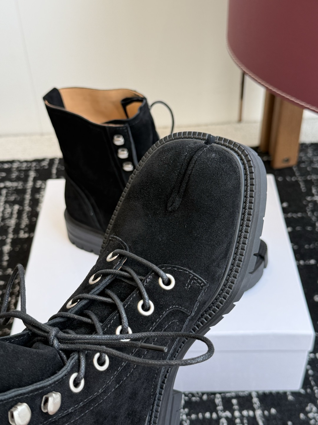 代购级 MaisonMargiela MM6 马吉拉分趾系列休闲分趾靴 马丁靴 告别臃肿,专为当代独立、气质都市女性打造 代购级 MaisonMargiela MM6 马吉拉分趾系列休闲分趾靴 马丁靴 告别臃肿,专为当代独立、气质都市女性打造