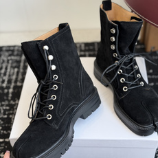 代购级 MaisonMargiela MM6 马吉拉分趾系列休闲分趾靴 马丁靴 告别臃肿,专为当代独立、气质都市女性打造 代购级 MaisonMargiela MM6 马吉拉分趾系列休闲分趾靴 马丁靴 告别臃肿,专为当代独立、气质都市女性打造