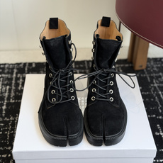 代购级 MaisonMargiela MM6 马吉拉分趾系列休闲分趾靴 马丁靴 告别臃肿,专为当代独立、气质都市女性打造 代购级 MaisonMargiela MM6 马吉拉分趾系列休闲分趾靴 马丁靴 告别臃肿,专为当代独立、气质都市女性打造