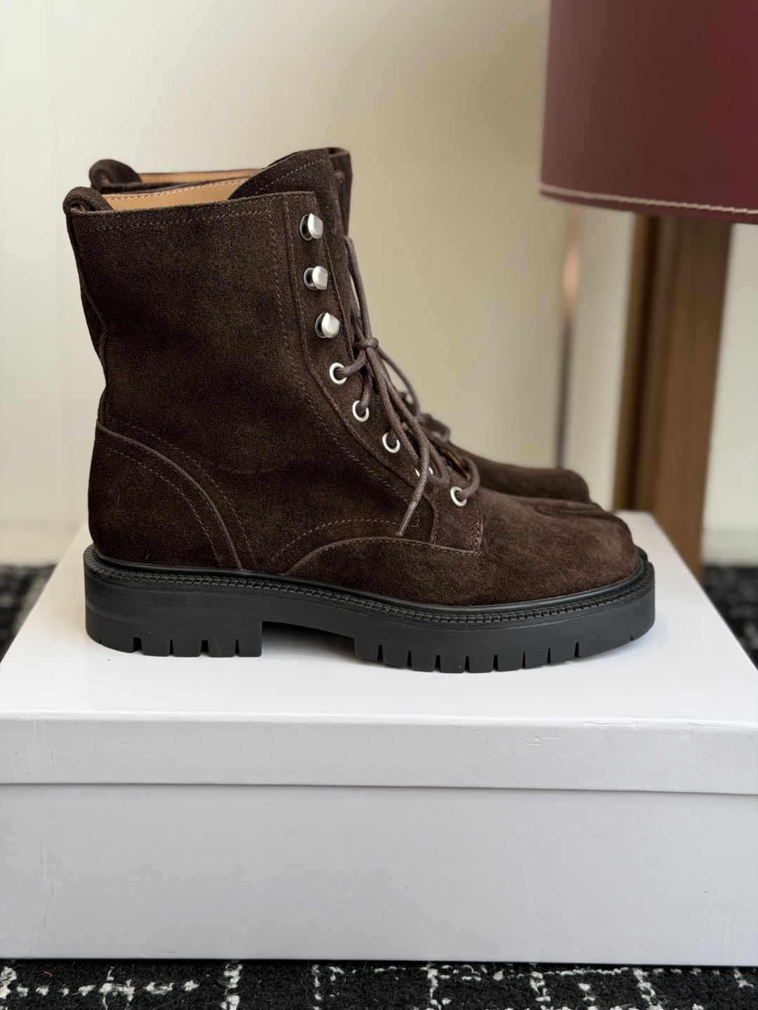 代购级 MaisonMargiela MM6 马吉拉分趾系列休闲分趾靴 马丁靴 告别臃肿,专为当代独立、气质都市女性打造 代购级 MaisonMargiela MM6 马吉拉分趾系列休闲分趾靴 马丁靴 告别臃肿,专为当代独立、气质都市女性打造