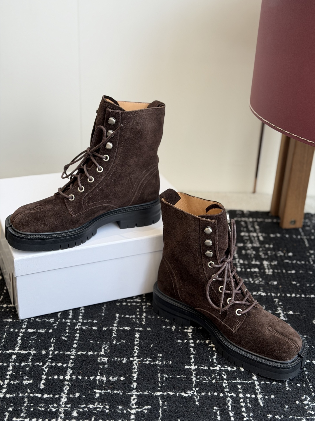 代购级 MaisonMargiela MM6 马吉拉分趾系列休闲分趾靴 马丁靴 告别臃肿,专为当代独立、气质都市女性打造 代购级 MaisonMargiela MM6 马吉拉分趾系列休闲分趾靴 马丁靴 告别臃肿,专为当代独立、气质都市女性打造
