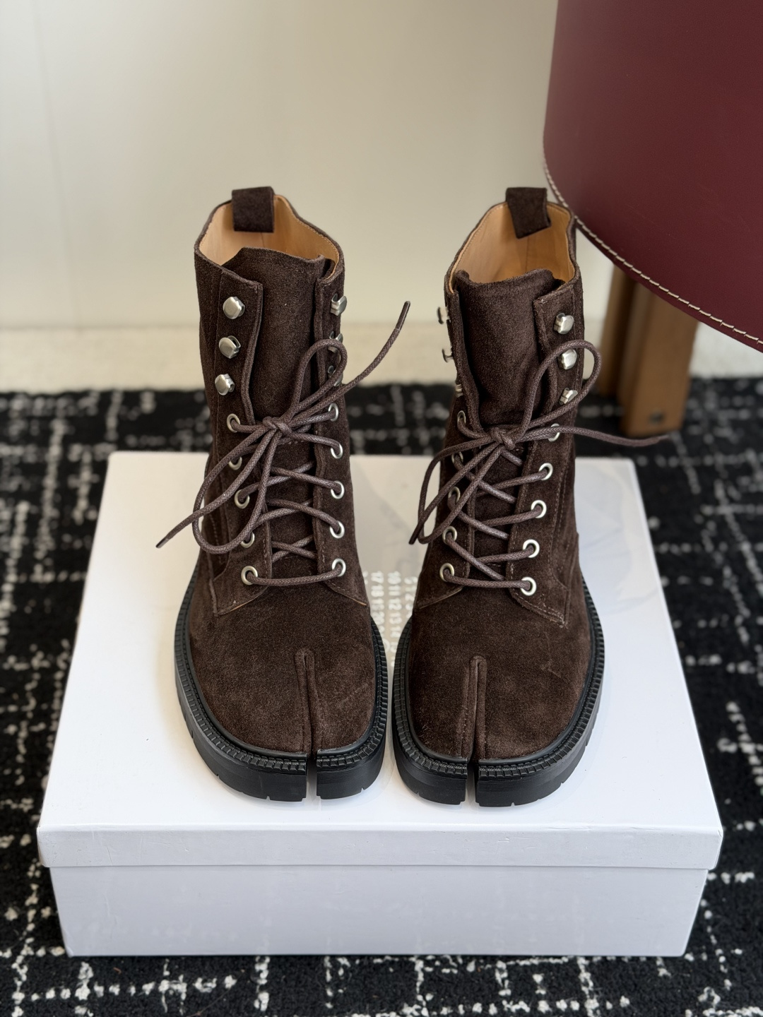 代购级 MaisonMargiela MM6 马吉拉分趾系列休闲分趾靴 马丁靴 告别臃肿,专为当代独立、气质都市女性打造 代购级 MaisonMargiela MM6 马吉拉分趾系列休闲分趾靴 马丁靴 告别臃肿,专为当代独立、气质都市女性打造