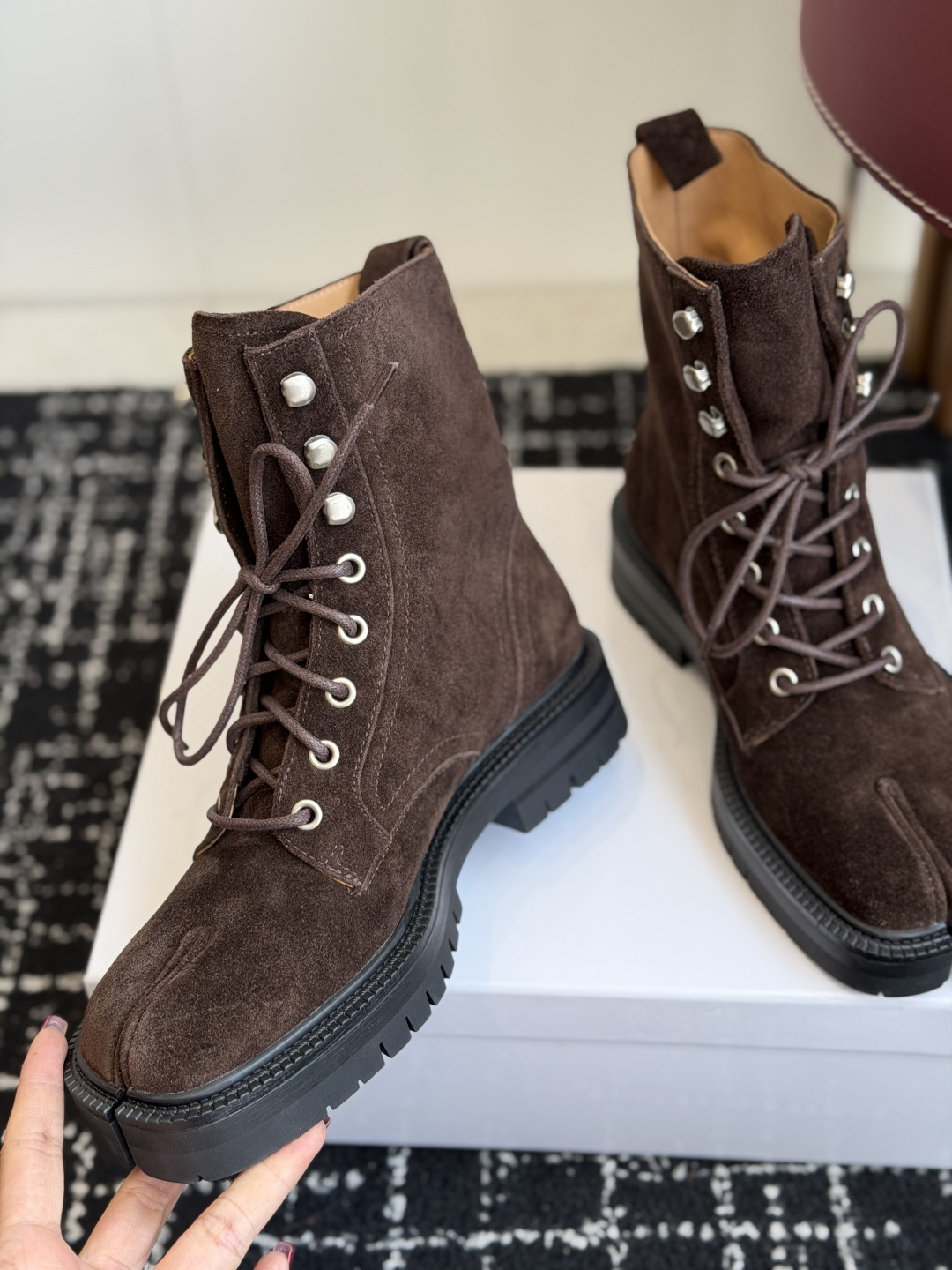 代购级 MaisonMargiela MM6 马吉拉分趾系列休闲分趾靴 马丁靴 告别臃肿,专为当代独立、气质都市女性打造 代购级 MaisonMargiela MM6 马吉拉分趾系列休闲分趾靴 马丁靴 告别臃肿,专为当代独立、气质都市女性打造