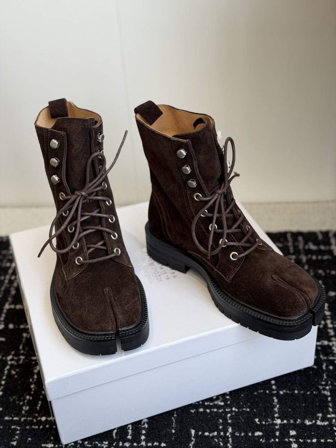 代购级 MaisonMargiela MM6 马吉拉分趾系列休闲分趾靴 马丁靴 告别臃肿,专为当代独立、气质都市女性打造 代购级 MaisonMargiela MM6 马吉拉分趾系列休闲分趾靴 马丁靴 告别臃肿,专为当代独立、气质都市女性打造