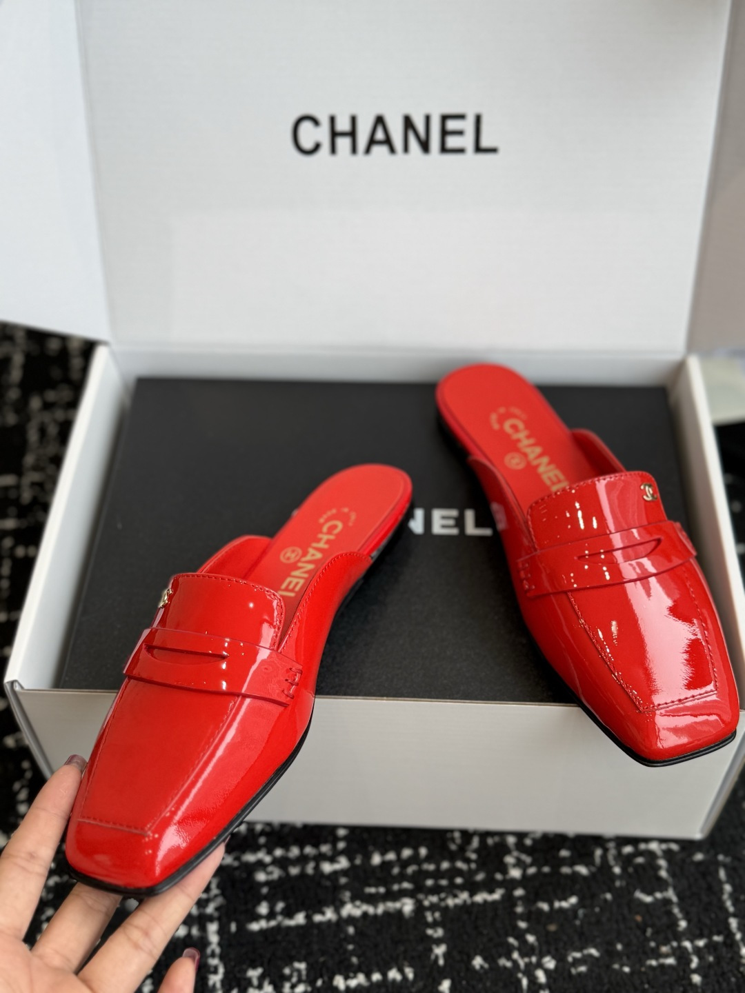 代购级 Chanel26SS新款方头拖鞋 经典方头鞋型自带复古高级感,拼色设计瞬间点亮整体造型,把香奈儿的品牌辨识度拉满 代购级 Chanel26SS新款方头拖鞋 经典方头鞋型自带复古高级感,拼色设计瞬间点亮整体造型,把香奈儿的品牌辨识度拉满