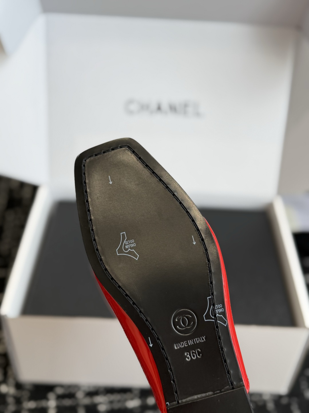 代购级 Chanel26SS新款方头拖鞋 经典方头鞋型自带复古高级感,拼色设计瞬间点亮整体造型,把香奈儿的品牌辨识度拉满 代购级 Chanel26SS新款方头拖鞋 经典方头鞋型自带复古高级感,拼色设计瞬间点亮整体造型,把香奈儿的品牌辨识度拉满