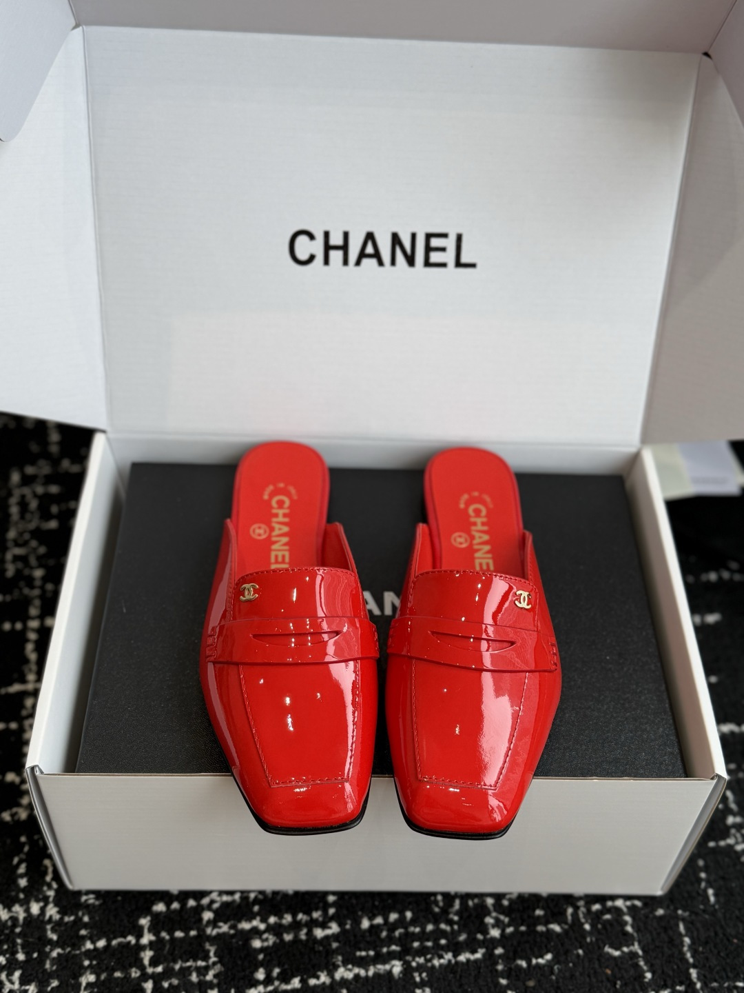 代购级 Chanel26SS新款方头拖鞋 经典方头鞋型自带复古高级感,拼色设计瞬间点亮整体造型,把香奈儿的品牌辨识度拉满 代购级 Chanel26SS新款方头拖鞋 经典方头鞋型自带复古高级感,拼色设计瞬间点亮整体造型,把香奈儿的品牌辨识度拉满