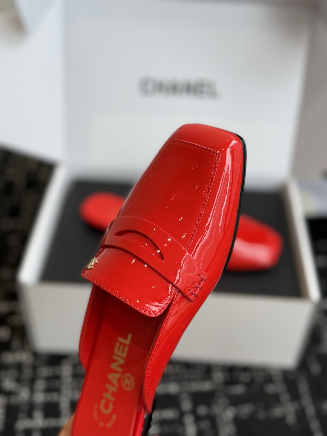 代购级 Chanel26SS新款方头拖鞋 经典方头鞋型自带复古高级感,拼色设计瞬间点亮整体造型,把香奈儿的品牌辨识度拉满 代购级 Chanel26SS新款方头拖鞋 经典方头鞋型自带复古高级感,拼色设计瞬间点亮整体造型,把香奈儿的品牌辨识度拉满