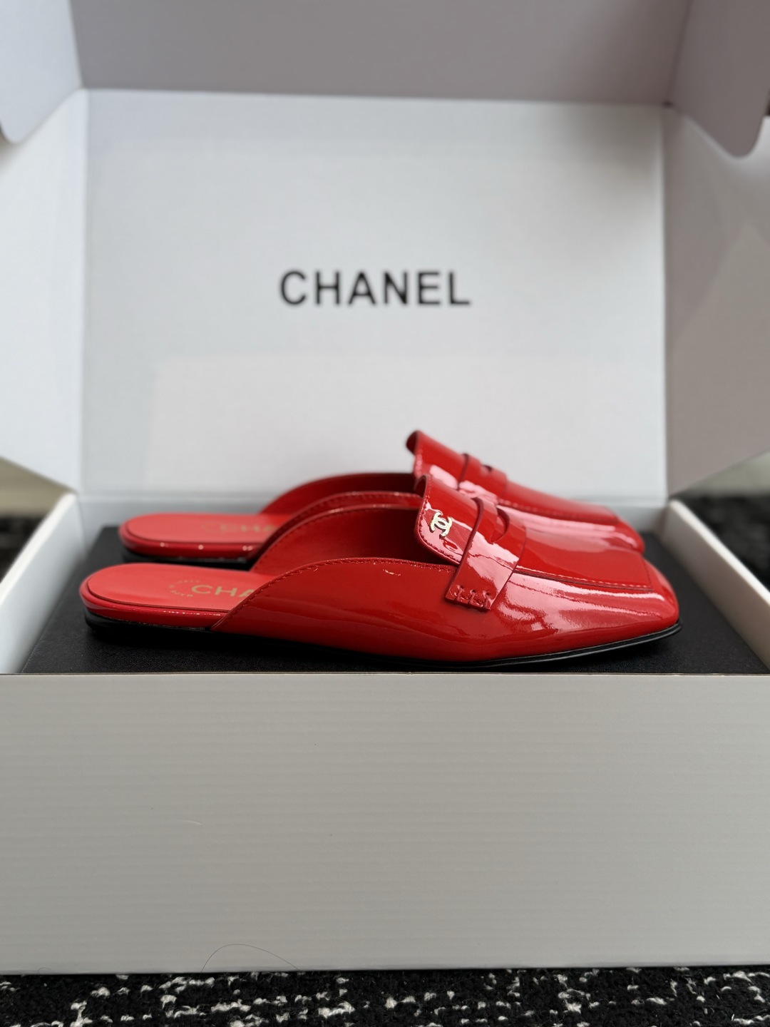 代购级 Chanel26SS新款方头拖鞋 经典方头鞋型自带复古高级感,拼色设计瞬间点亮整体造型,把香奈儿的品牌辨识度拉满 代购级 Chanel26SS新款方头拖鞋 经典方头鞋型自带复古高级感,拼色设计瞬间点亮整体造型,把香奈儿的品牌辨识度拉满