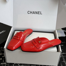 代购级 Chanel26SS新款方头拖鞋 经典方头鞋型自带复古高级感,拼色设计瞬间点亮整体造型,把香奈儿的品牌辨识度拉满 代购级 Chanel26SS新款方头拖鞋 经典方头鞋型自带复古高级感,拼色设计瞬间点亮整体造型,把香奈儿的品牌辨识度拉满